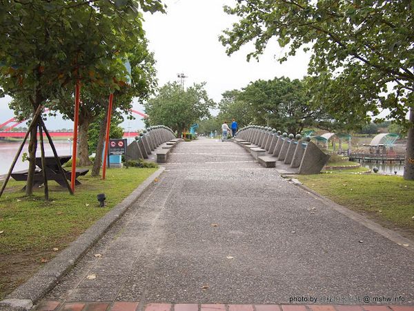 冬山河親水公園:【景點】宜蘭冬山河親水公園@五結 : 沒有水的親水公園,也可是可以來走走運動的啦