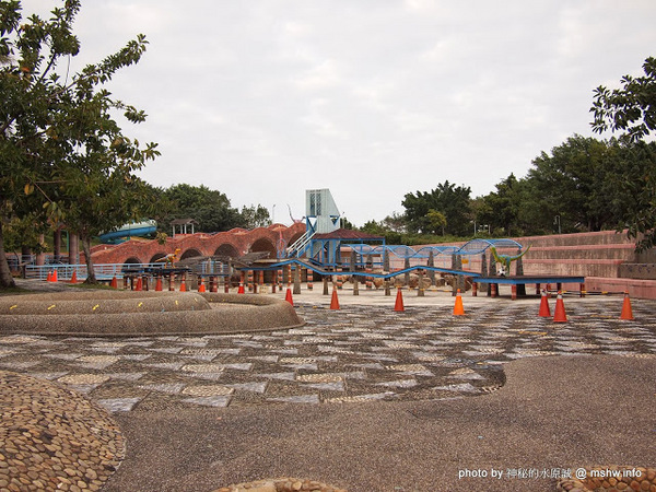 冬山河親水公園:【景點】宜蘭冬山河親水公園@五結 : 沒有水的親水公園,也可是可以來走走運動的啦