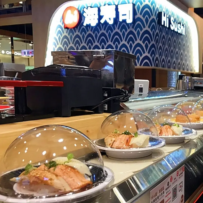板橋壽司控快衝「1元壽司」！Hi Sushi海壽司強勢插旗板橋大遠百，再加碼推出1元壽司要讓板橋壽司控搶先朝聖。