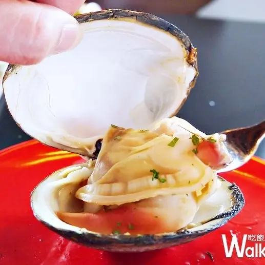 板橋啤酒控搶先開動！板橋「ABV閣樓餐酒館」全新推出19道南歐料理，要用浮誇系「究極白酒蛤蠣」強勢挑戰板橋啤酒控的口袋清單。