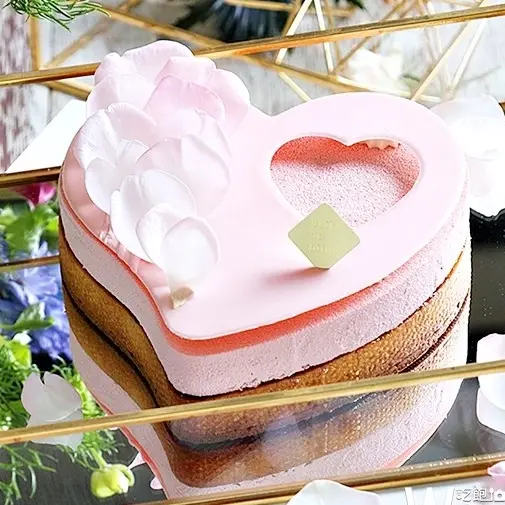 最浪漫的法式甜點！「珠寶盒法式點心」推出期間限定「以花為名」母親節蛋糕，今年就要讓媽媽享受到最奢華的母親節。