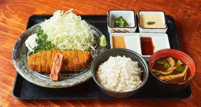 林口三井Outlet美食 炸牛排本村「牛かつもと村」 / WalkerLand窩客島整理提供 未經許可不可轉載