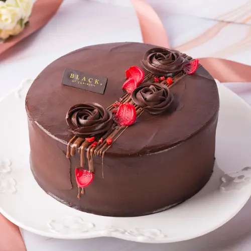 讓媽咪心花怒放的巧克力蛋糕！BLACK As Chocolate限定推出「媽咪灑花櫻桃巧克力蛋糕」，打造用最甜蜜的母親節蛋糕擄獲媽咪的心。