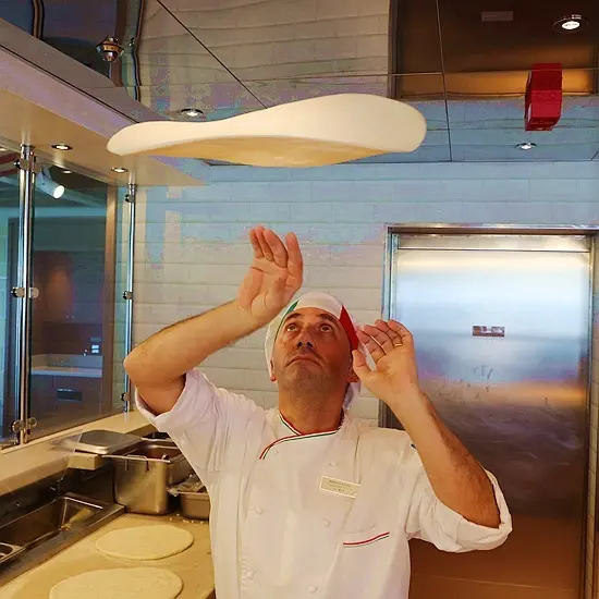 純歐式血統的百億郵輪首度登台！歌詩達郵輪威尼斯號完整呈現義大利古典風華與經典美食，還有高空滑水道與足球場，體驗全方位海上奢華之旅。