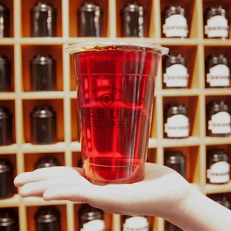 飲料控搶先喝！「KEBUKE可不可」強勢推出全新「愛司紅茶」，挑戰飲料控不可不喝的「最潮手搖飲」稱號。