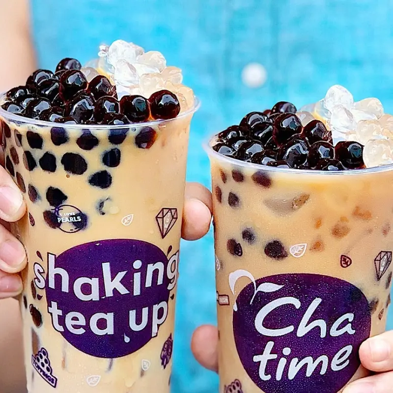 強勢挑戰飲料控新歡！夯遍全球手搖杯「日出茶太」推出全新「太極厚茶拿鐵」，要用黑白珍珠吸引飲料控搶先嚐鮮。