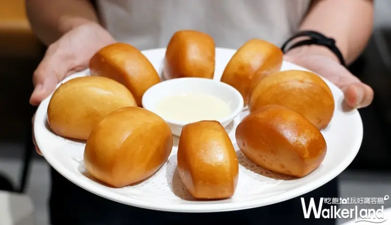 而這次也特別推出老少咸宜的小點「炸仔小饅頭」，以特製大小適中的饅頭下鍋油炸，打造出金黃色的酥脆外皮，沾上邪惡的煉乳堪稱是最誘人的