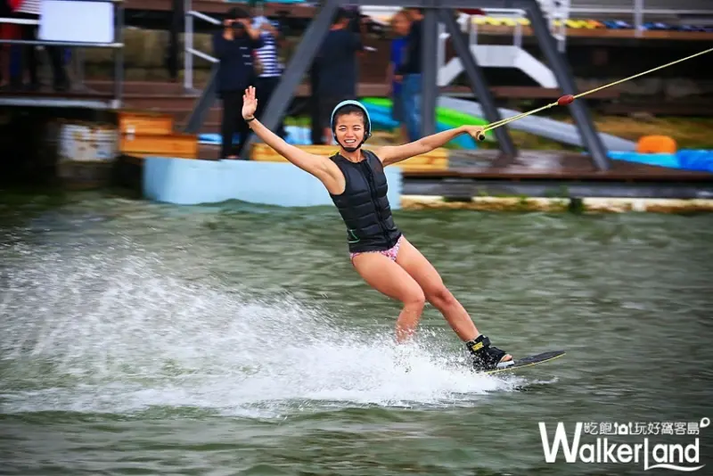 高雄蓮池潭夏季水上活動 纜繩滑水