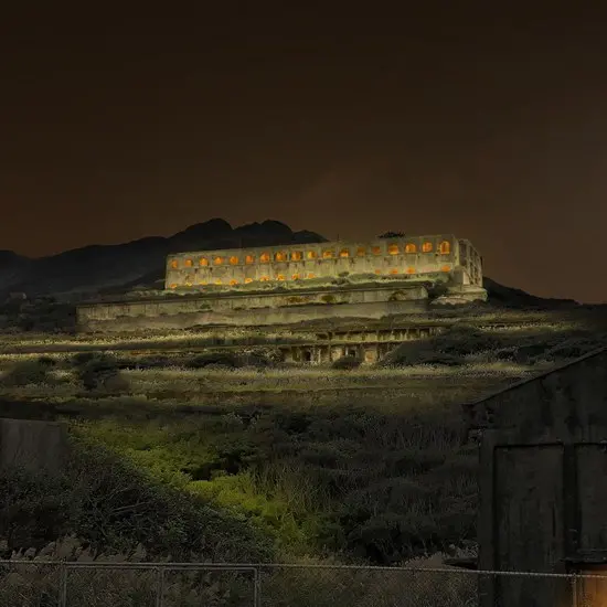 預備必衝，十三層遺址將於夜間華麗點燈，搶先公布最佳3個拍攝點！由廢墟變身為閃亮天空之城，請網美網帥們提早設計最佳美拍姿勢。
