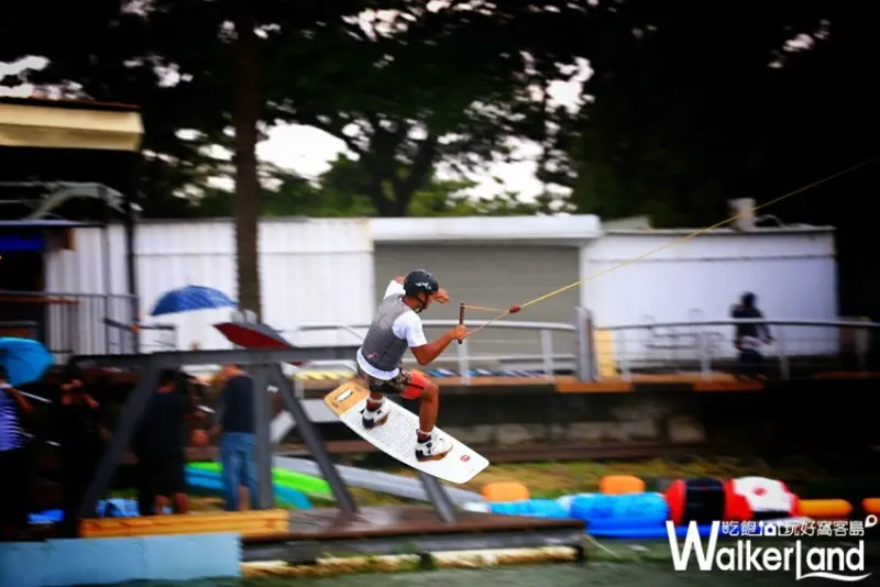 高雄蓮池潭夏季水上活動 纜繩滑水