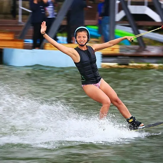 誰說高雄只能逛夜市！高雄蓮池潭推出水上纜繩滑水、闖關等水上活動，還加碼十大奇冰、黑沙玩藝節等活動，誓讓「高雄真水」High翻今年夏天。