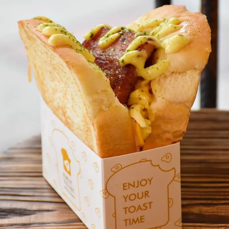 早午餐控搶著打卡！IG爆紅「偷吃吐司」強勢插旗南機場夜市，獨家「4.5cm厚片吐司」讓萬華早午餐控天天報到。