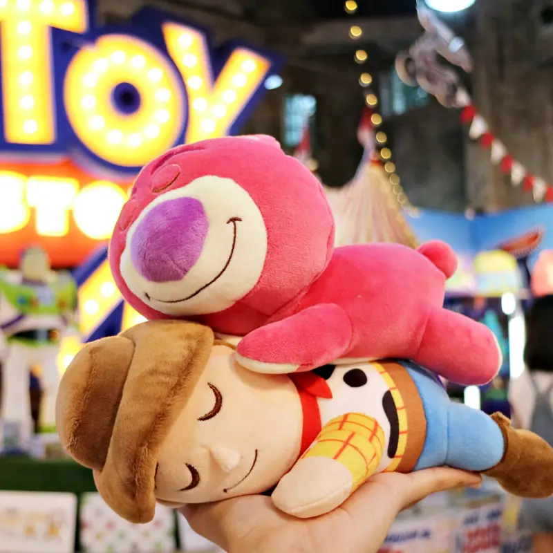 胡迪鐵粉先衝華山！粉絲一定要朝聖「玩具總動員4」玩具FUN派對期間限定店，獨家「趴睡胡迪」讓粉絲瘋狂尖叫。