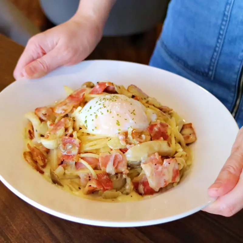 挑戰最狂商業午餐優惠！伯朗咖啡升級餐酒館，連續三天「半熟蛋奶油培根義大利麵套餐」免費送，搶攻上班族的午餐新歡。