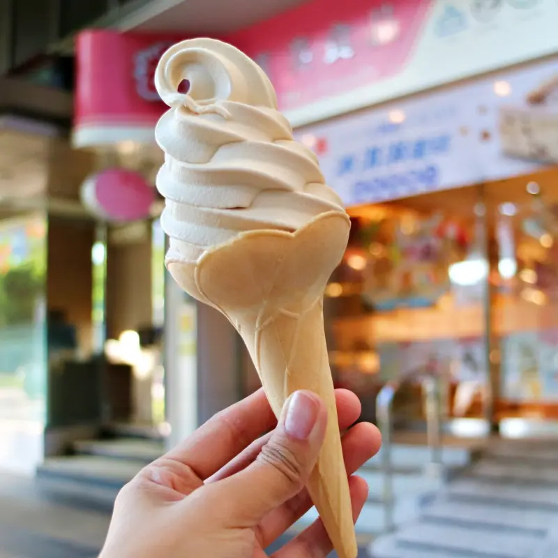 奶茶控快朝聖奶茶霜淇淋！義美推出隱藏版「義美奶茶霜淇淋」17間門市限定上市，奶茶控說什麼都一定要吃到。