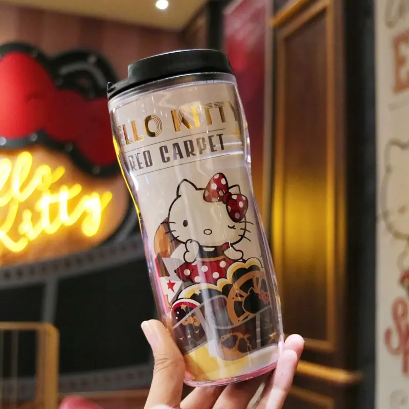 搶攻Kitty控下午茶！林口「Hello Kitty Red Carpet美式餐廳」推出全新夏季限定輕食套餐，再送「Kitty限定隨行杯」讓Kitty控尖叫。