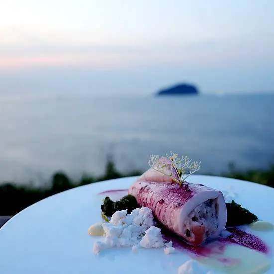 瞬間穿越到南法，就在基隆秘境101高地！基隆潮境海灣節推出潮美食活動，百人共享法式美食、海岸夕陽風光與音樂會。