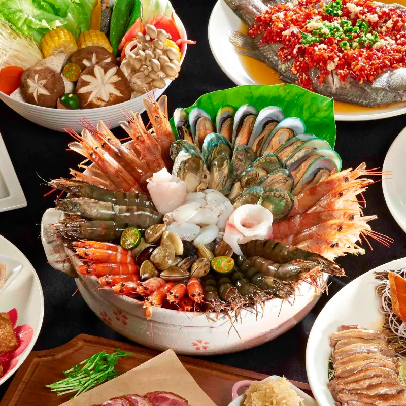 海鮮控揪團開動！晶宴會館強勢祭出「海鮮蝦霸鍋」超高CP值海鮮套餐，再加碼「100元升級龍蝦」讓海鮮控吃到停不下來。