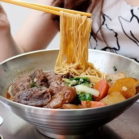 市民大道超CP值宵夜再加一！文青復古風「呷咪 牛肉麵·宵夜」，超厚切牛肉麵搶攻東區必吃美食清單。