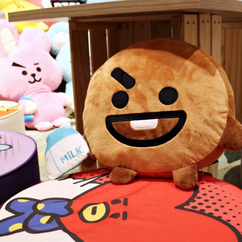 BT21鐵粉要失控了！挑戰最萌聯名「HOLA X BT21」限定居家小物，BT21造型抱枕、泡麵碗一定要手刀搶起來。