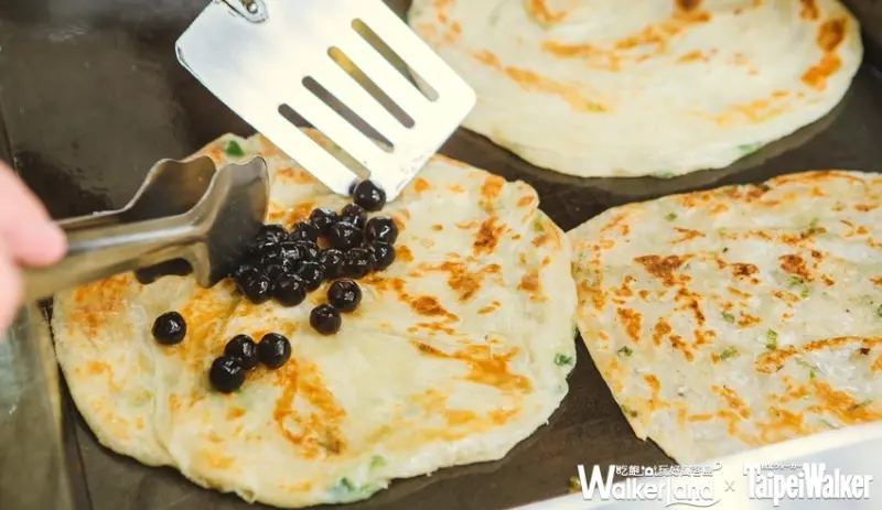 蟹老闆古早味手工蔥油餅 / WalkerLand窩客島提供 未經許可，不得轉載