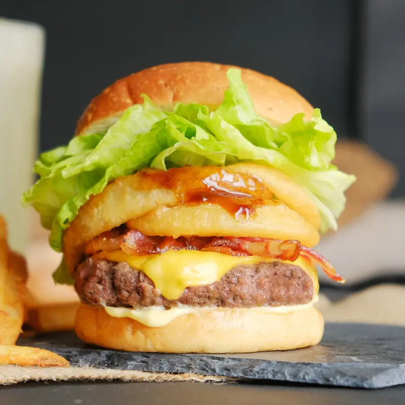 搶攻漢堡控的新歡！樂檸漢堡祭出期間限定「煙燻BBQ蔥圈大俠牛堡」，特製威士忌BBQ黑醬讓漢堡控一定要嚐鮮。