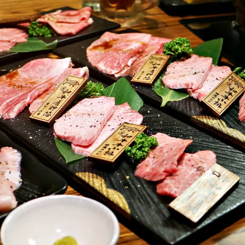 肉肉控專屬烤肉趴！上吉燒肉推出「柚香A5和牛」中秋限定套餐，再加碼超銷魂「月見拌飯」讓肉肉控揪團開吃。