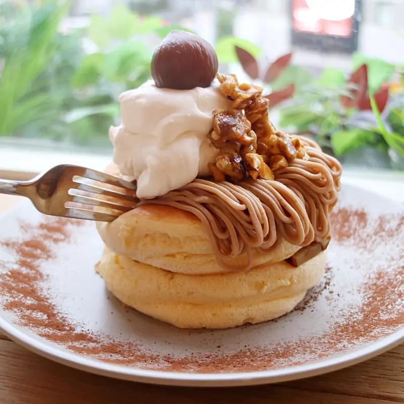 甜點控搶吃栗子甜點！超夢幻FLIPPER'S推出季節限定「栗子蒙布朗舒芙蕾鬆餅」，超療癒栗子蒙布朗讓甜點控等不及了。
