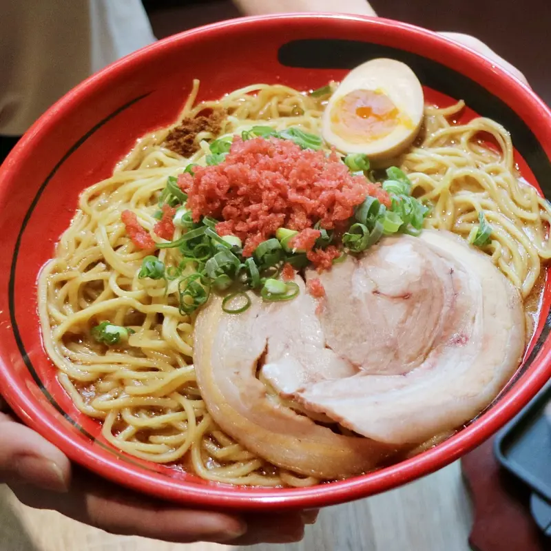 板橋人吃到停不下來！超狂聯名「一幻拉麵X胡同居酒屋」領軍7大餐飲進駐板橋環球，強勢挑戰板橋人的美食地圖。