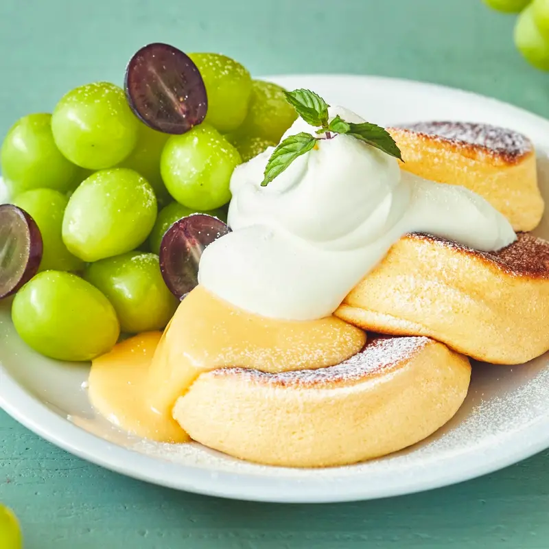 甜點控吃一口就療癒！FLIPPER's推出夢幻「檸檬葡萄鬆餅」期間限定口味，再加碼小樂吳思賢挑戰現場做給你吃。