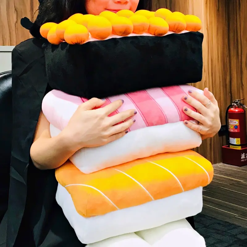 超萌壽司抱枕手刀收集！Magic Touch点爭鮮限量「壽司抱枕」加價購，超療癒鮭魚子、粉嫩海老一定要手刀搶。