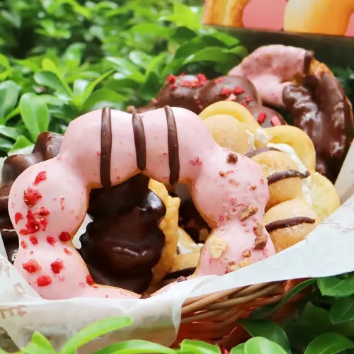 甜甜圈控最想吃的是這款！Mister Donut打造巧莓系列「夢想甜甜圈」，kit kat餅乾、黑糖蒟蒻通通加進甜甜圈。