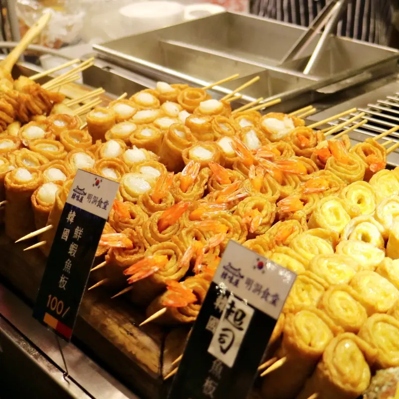 板橋韓食控先衝大遠百！板橋大遠百「韓流魅力韓國展」壓軸登場，超夯「韓式魚板、氣泡燒酒」板橋人手刀開動。