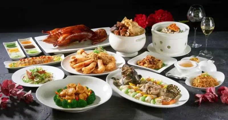 全台唯一！超近距離看101美景，「新葡苑四十六」頂級景觀中式餐廳，經典「招牌片皮鴨」微風南山週年慶首四日限量供應。