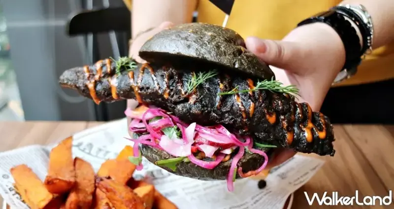 暗黑系菜單一定要嚐鮮！樂子the Diner獨家聯名Vespa偉士牌，期間限定推出「黑潮鱈魚堡、炫黑軟殼蟹」打造最吸睛摩力黑派對。