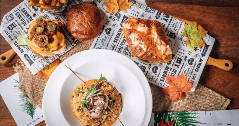 又一家必吃！「Eat Enjoy 意享美式廚房」強勢插旗微風南山！獨家限定「奶油明太子炒蛋佐炙燒鮭魚可頌」非吃不可。