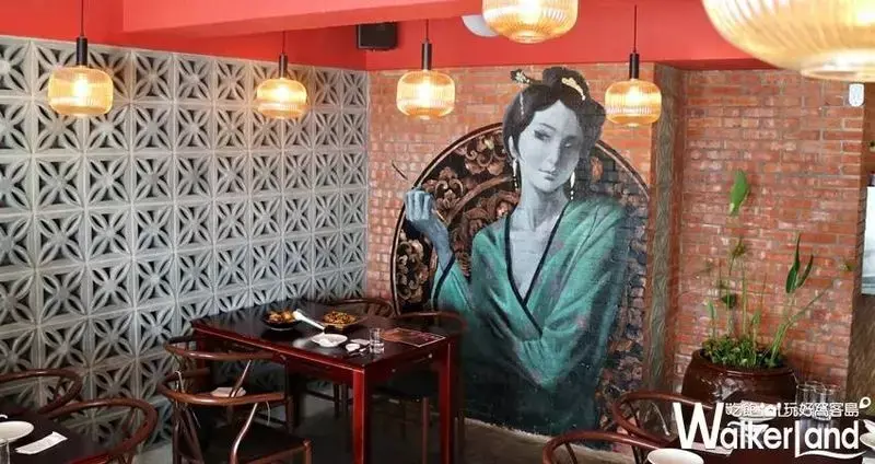 市民大道美食清單再加一！中式宮廷風「青樓」餐酒館搶攻IG打卡牆，超狂招牌「星洲辣子軟殼蟹」吃貨一定要搶吃。