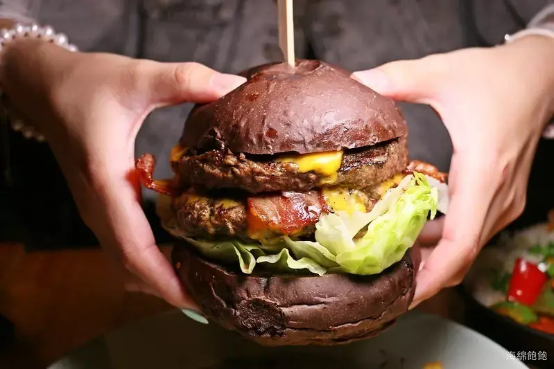 AK12美式小館 /美食窩客 海綿飽飽的鳳梨城堡 提供 未經許可，不得轉載