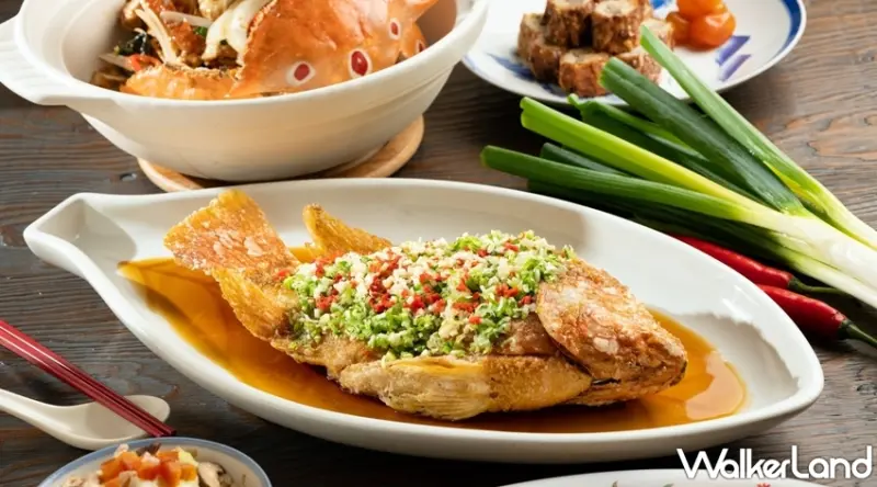 而「在地美味之肝花肉卷」傳統上，這道菜的作法，是把魚漿、蝦米、豬肝、豬絞肉、蔥花、韭菜末、洋蔥丁與荸薺拌勻後裹在豬網紗裡入鍋油炸，但考量現代人飲食方面的健康取向，所以改用腐皮取代豬網紗。以油炸來烹調的菜色，表皮是否酥脆與內餡是否多汁，考驗師傅對火候與時間的掌握程度。胡副主廚指出，在品嚐肝花時，除了感受表皮與內餡在酥脆與多汁間的平衡之外，在每一口咀嚼散發出來的豬肝香氣，更是這道菜的迷人之處。