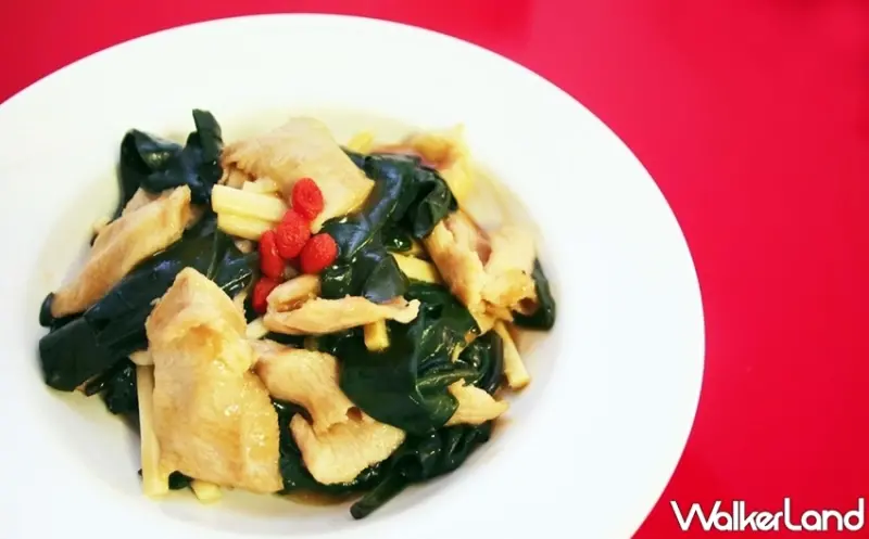 香氣逼人老少賢宜的「麻油川七松阪肉」，採用野菜川七與西港胡麻油，加入珍貴的松阪豬肉，與老薑、枸杞一同拌炒，簡單調味後即可品嚐，是適合冬令溫暖身子的佳餚。