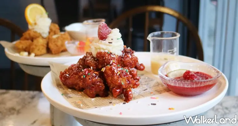 韓食控搶先朝聖草莓炸雞！GiLiGiLi獨家推出「草莓甜點炸雞」，酸甜草莓混搭韓式炸雞辣醬，強勢挑戰韓食控的下午茶必訪清單。