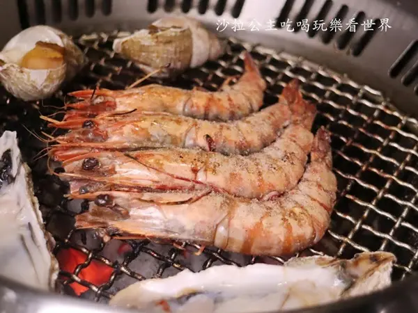 美食窩客 沙拉飯團 曾在「戰醬燒肉雙城店」