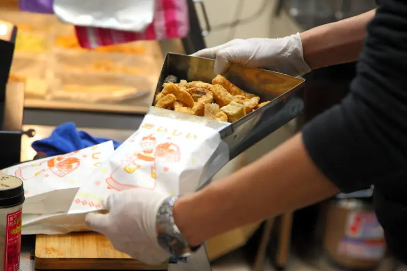 美食窩客 大手牽小手。玩樂趣 曾在「噴汁炸雞(新莊店)」