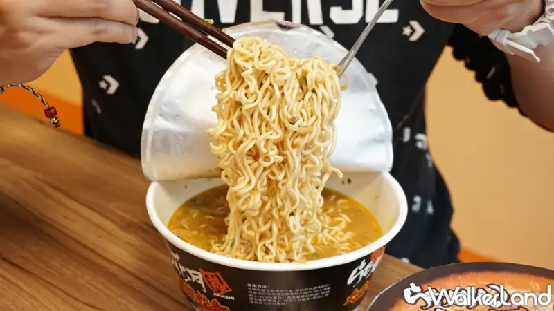 花月嵐大蒜拳骨激辣拉麵 / WalkerLand窩客島提供 未經許可，不得轉載