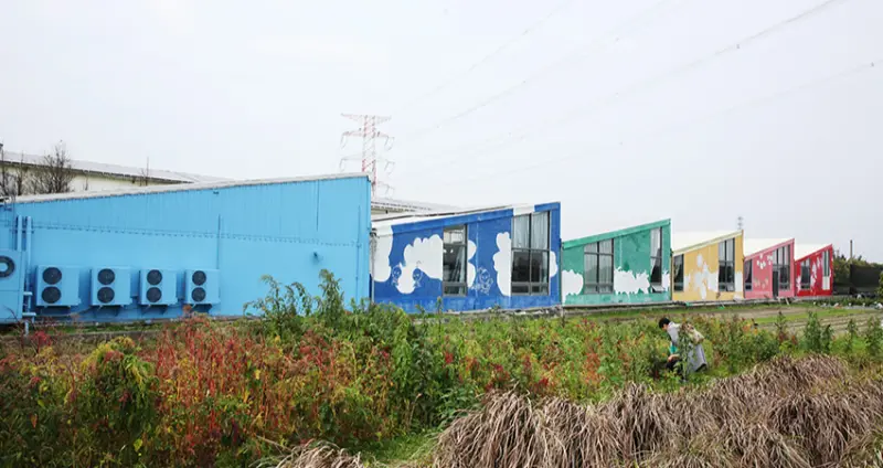 在雲林麥寮、崙背及褒忠3處設置了22座太陽能溫室，「晁陽綠能體驗農場」希望結合農業與能源打綠能體驗農場。