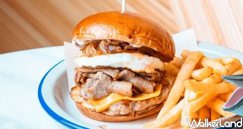 肉肉控要大口吃早餐！堪稱台北必吃早午餐「餵我早餐」聯名款「胡同燒肉漢堡寶套餐」，讓你一口吃到烤肉醬豬五花、手打豬肉排。