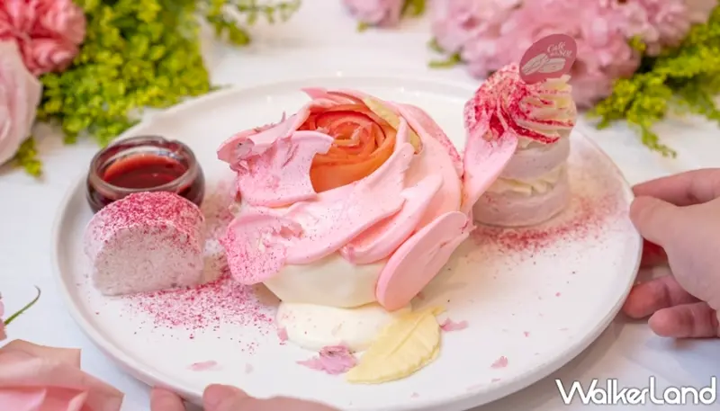 甜點控不用套濾鏡！Café del SOL推出期間限定「花朵舒芙蕾」套餐，超夢幻外型搶攻最夯打卡鬆餅稱號。