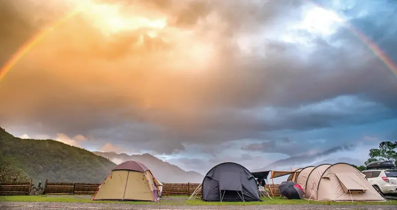 走進新竹「遇見嵨繞」就像如闖入仙境般的夢幻旅程，臨近司馬庫斯，在海拔約莫1200公尺的高度上的一片得天獨厚露營區。