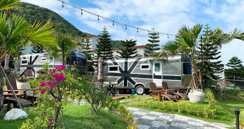 在六星級「都鐸王朝（斯圖亞特二館）」露營車裡看海賞星空超有度假感，一定要體驗全新引進的時尚摩登露營車。