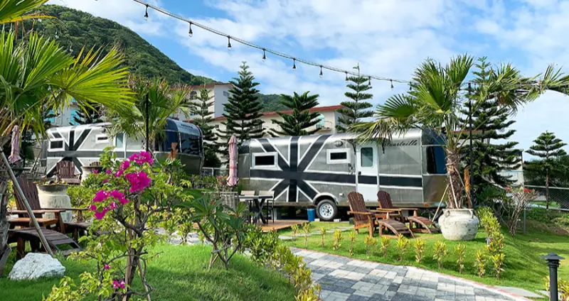 在六星級「都鐸王朝（斯圖亞特二館）」露營車裡看海賞星空超有度假感，一定要體驗全新引進的時尚摩登露營車。